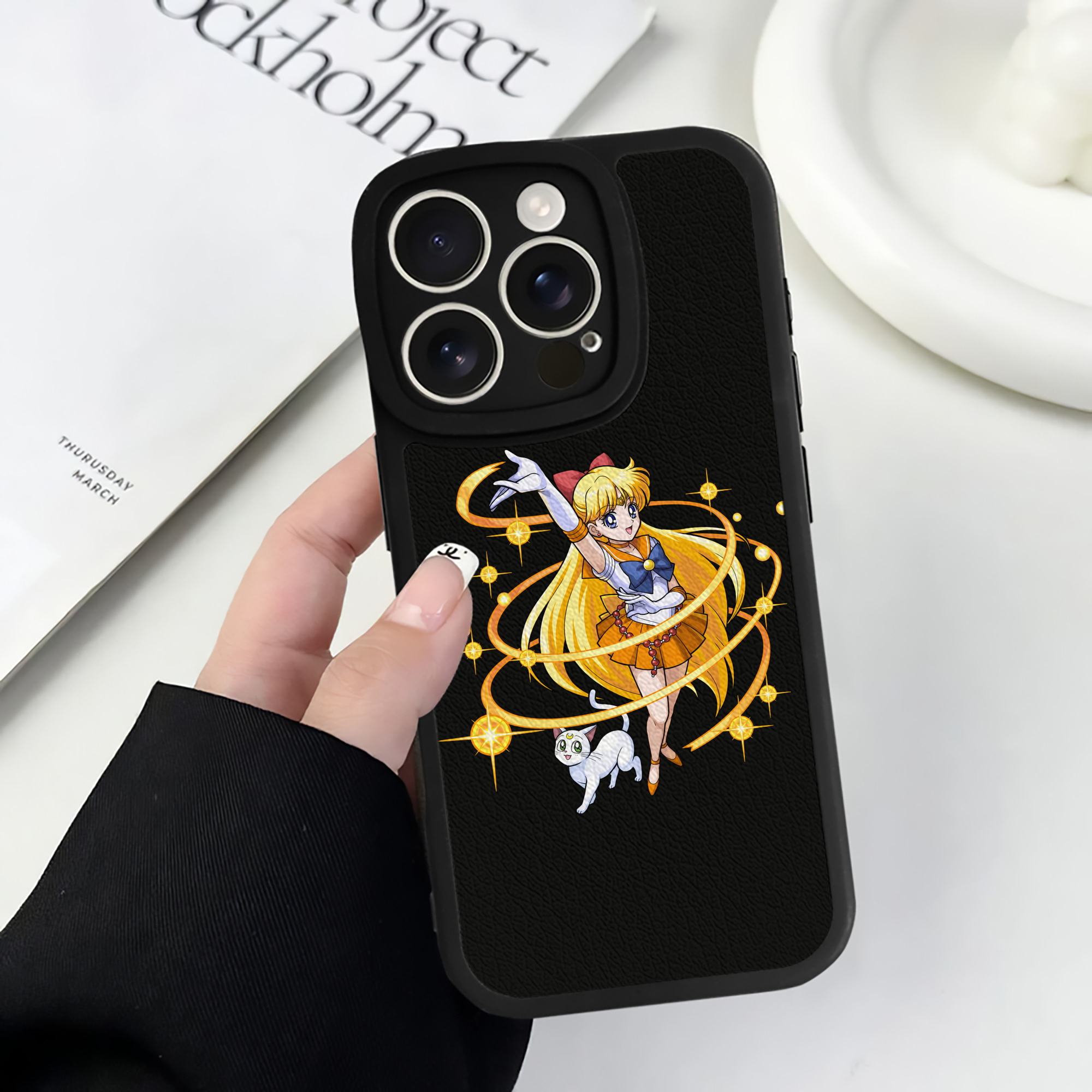 （画像用） 美少女戦士セーラームーン 愛野 美奈子 あいの みなこ Sailor Moon Aino Minako 【iPhone 16シリーズ対応】シリコンスマホケース（レザー調） 材質：シリコン
